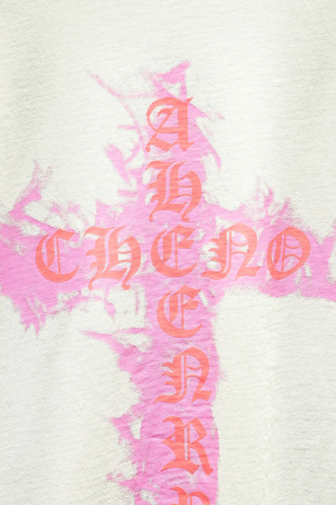 P170 Chrome hearts• ⚠YB custom-woven and dyed fabric, color, printing, version, accessories. The fabric is woven by imported machines. The uniqueness of the cloth texture creates a perfect garment effect. The fabric is made of 260-gram clean cloth with 320-gram 1*1 rib. 4-color environmentally friendly dyed fabric, and the threads are in the same cylinder without color difference.  Gradient dyeing of ready-made garments, the process of frying snowflakes in the washing water of ready-made garments, heavy distressing and whitening. Hat, collar, pockets, cuffs, front and rear threads, details of holes are clearly visible. The printing uses Japanese BROTHER white ink digital direct-to-garment printing. This model is a global limited edition. In order to present a product like a work of art, after a long period of repeated determination of details, it presents a very high-standard ready-to-wear garment. The front chest is made of direct-injection printing environmentally friendly glue material, using a mechanized printing process. Mechanical printing has high precision, the positioning accuracy can reach ±0.02mm, and the quality is stable.   The body of the garment is washed and distressed, which greatly increases the interest of the garment and creates a unique visual effect. The special washing effect creates a unique aged effect.  Croix Heart Short Sleeve must be the first short-sleeved piece in spring and summer that blurs the boundaries of unisex style. It has a classic dropped shoulder oversize version and a loose and casual upper body.  Color: Washed Gray, Washed Black Size: S M L XL